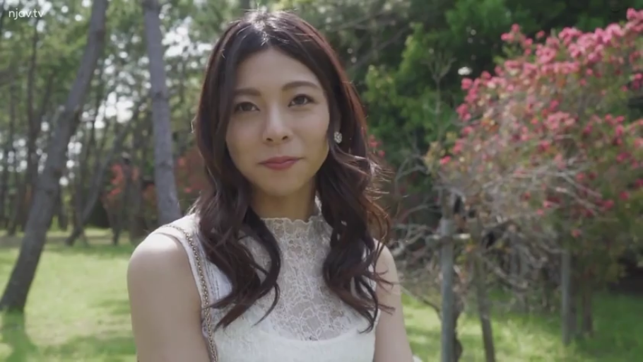 脸部特写 · 站立 · 微笑 · 注视镜头 · 户外公园 · 白色蕾丝无袖上衣