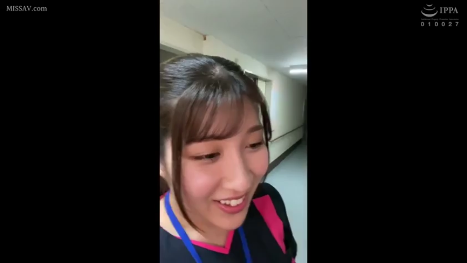 脸部特写 · 站立 · 微笑 · 走廊 · 看向镜头 · 挂绳 · 护理服