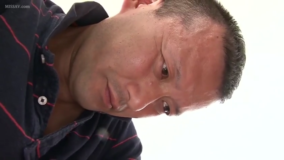 室内 · 面无表情 · 脸部特写 · 条纹POLO衫