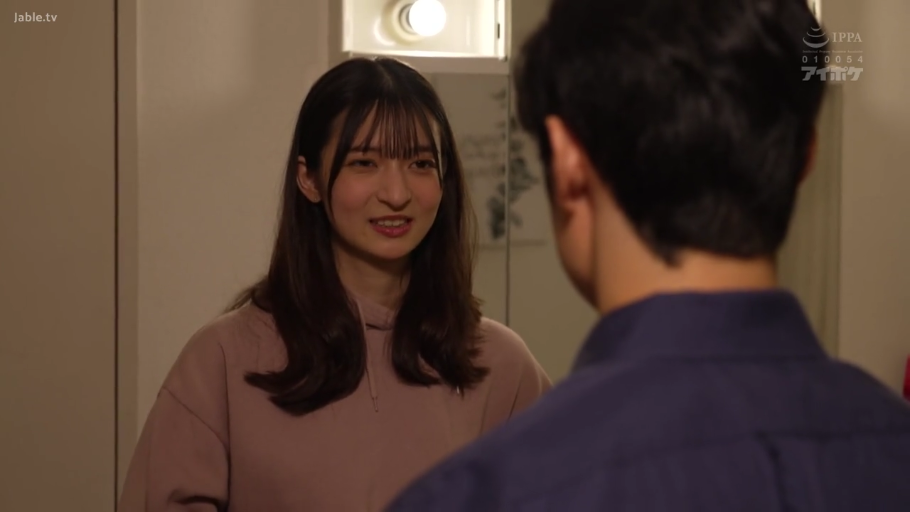 更衣室 · 温柔 · 粉色卫衣 · 女性面部特写