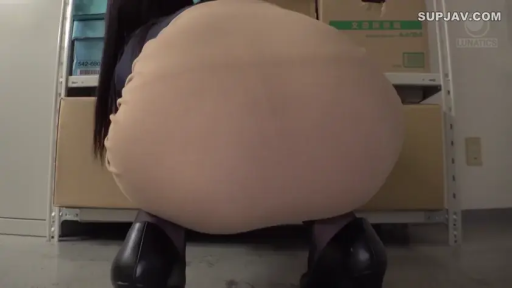 蹲姿 · 臀部 · 紧身裙 · 货架 · OL · 仓库 · 拍摄