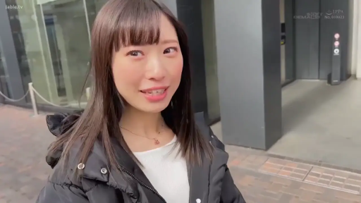 交谈 · 脸部特写 · 站立 · 微笑 · 室外街道 · 黑色羽绒服