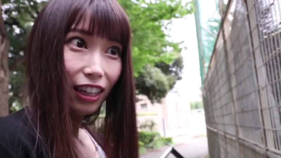 脸部特写 · 站立 · 户外 · 长发 · 互动 · 惊讶 · 黑色外套