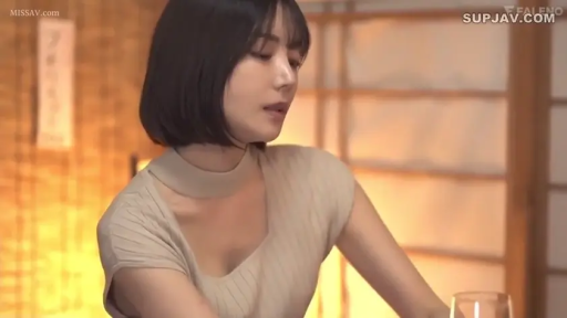 坐姿 · 忧郁 · 凝视 · 上半身 · 短发 · 日式房间 · 玻璃杯 · 浅色针织衫