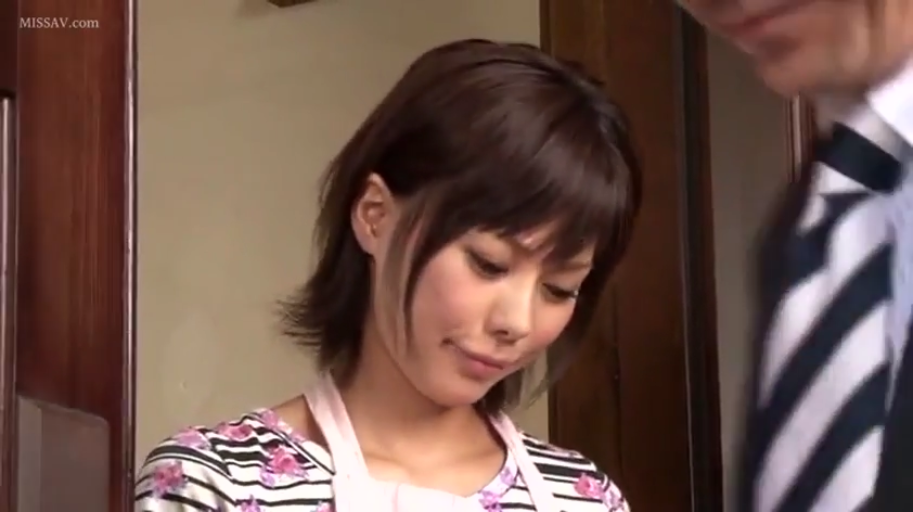 家里 · 顺从 · 女性面部特写 · 围裙 · 粉色挂脖围裙