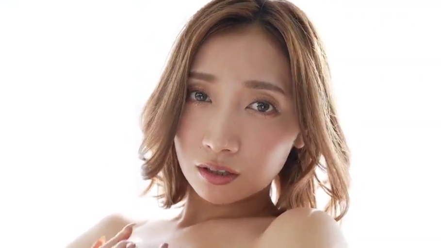 微张嘴唇 · 锁骨特写 · 上身无衣物 · 摄影棚 · 光线明亮