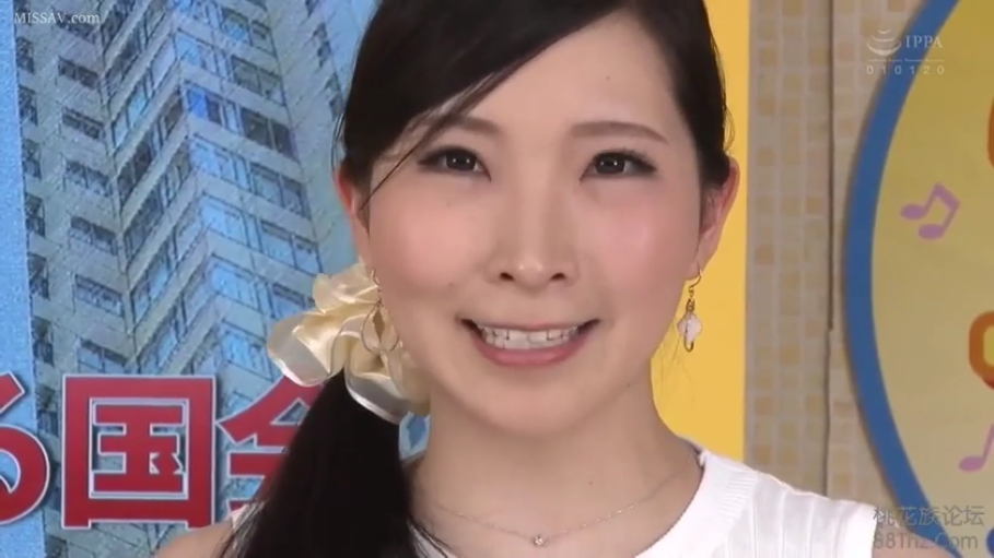 脸部特写 · 开朗 · 摄影棚 · 白色无袖上衣 · 背景板 · 项链可见