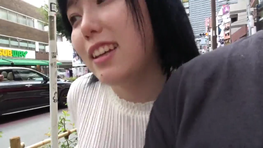 脸部特写 · 站立 · 微笑 · 对话 · 室外街道 · 街头采访 · 白色褶皱上衣