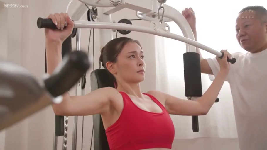 坐姿 · 专注 · 半身特写 · 熟女 · 健身房 · 健身 · 健身器械 · 红色运动背心