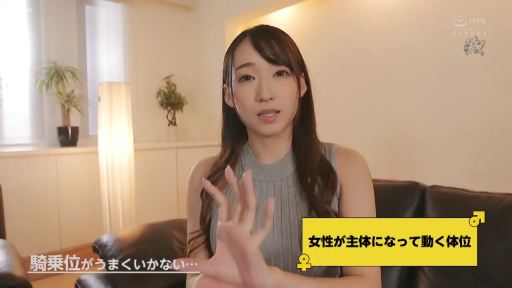 坐姿 · 沙发 · 自然 · 客厅 · 半身 · 讲解 · 灰色无袖针织衫