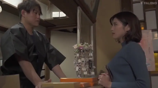 严肃 · 中景 · 面对面站立 · 对视交流 · 黑色工作服 · 室内店铺