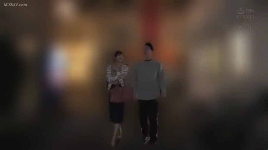 全景 · 微笑 · 休闲装 · 手提包 · 街道 · 夜晚 · 漫步 · 并肩走