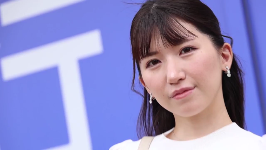 微笑 · 面部特写 · 白色上衣 · 注视 · 户外 · 正面