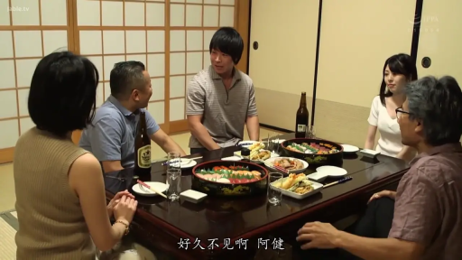 日式房间 · 交谈 · T恤 · 啤酒 · 人物面部交流 · 字幕显示“好久不见啊 阿健”