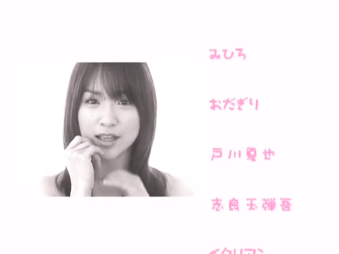 面带微笑 · 未明确显示 · 演播室背景 · 女演员面部特写 · 黑白调画面