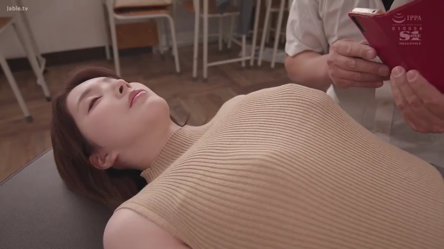 室内 · 仰卧 · 侧脸特写 · 棕色无袖针织衫