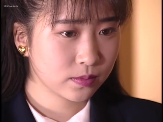 室内 · 深色西装外套 · 眼睛特写 · 略显低沉 · 心形耳环