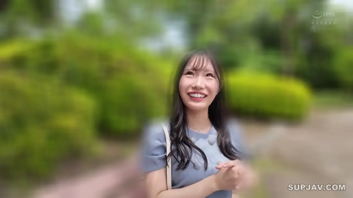 面部特写 · 甜美微笑 · 户外公园 · 浅蓝色连衣裙