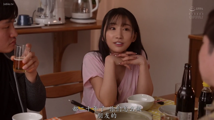 交谈 · 粉色T恤 · 好奇 · 餐厅 · 剧情向 · 半身照 · 坐姿托腮 · 餐具酒瓶