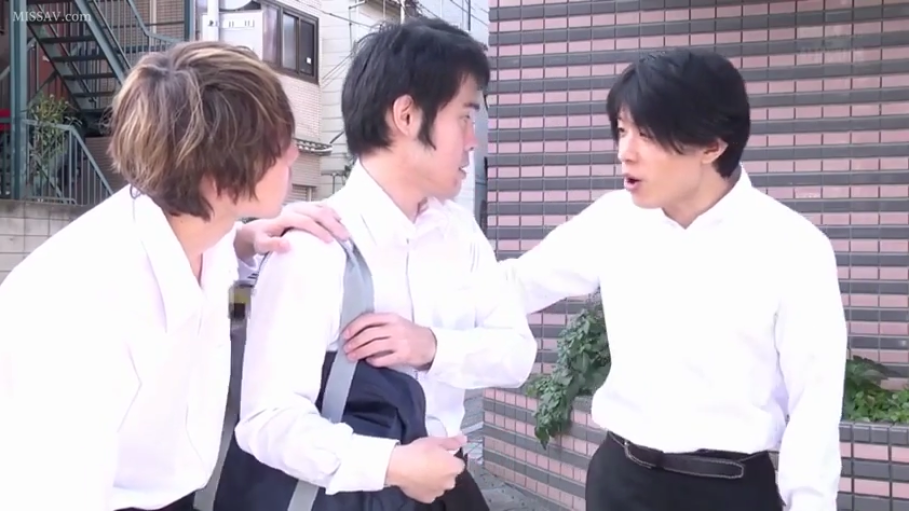交谈状 · 室外 · 学生包 · 白色长袖衬衫 · 中景镜头
