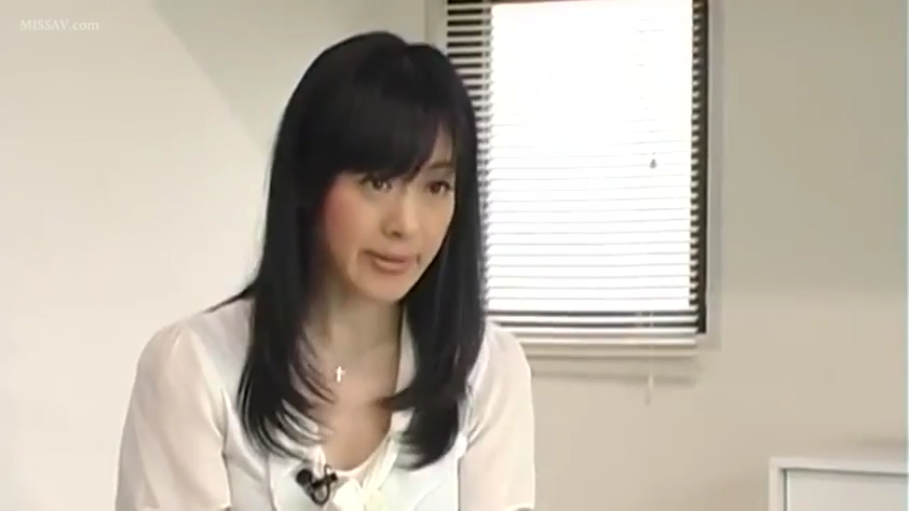 室内 · 坐姿 · 交谈 · 自然 · 面部特写 · 白色上衣 · 长发 · 麦克风