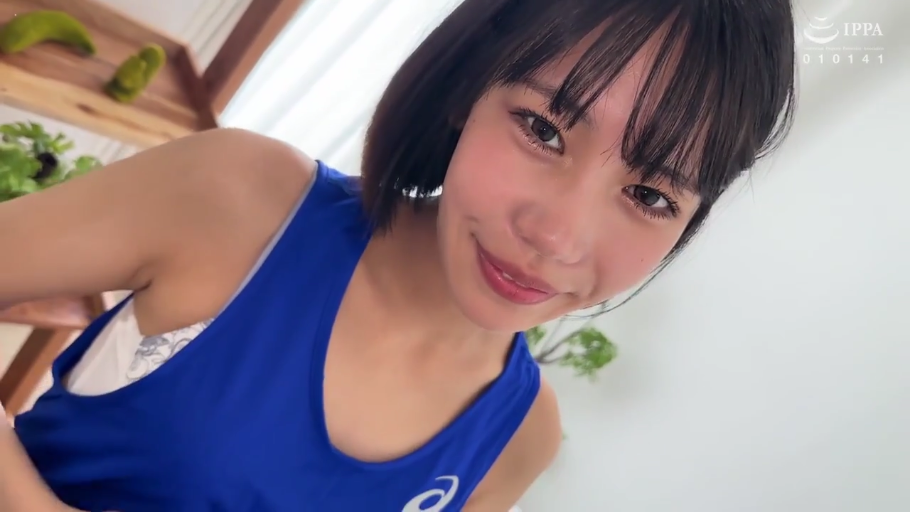 室内 · 俯身 · 运动背心 · 微笑 · 面部特写 · 对视 · AV女优
