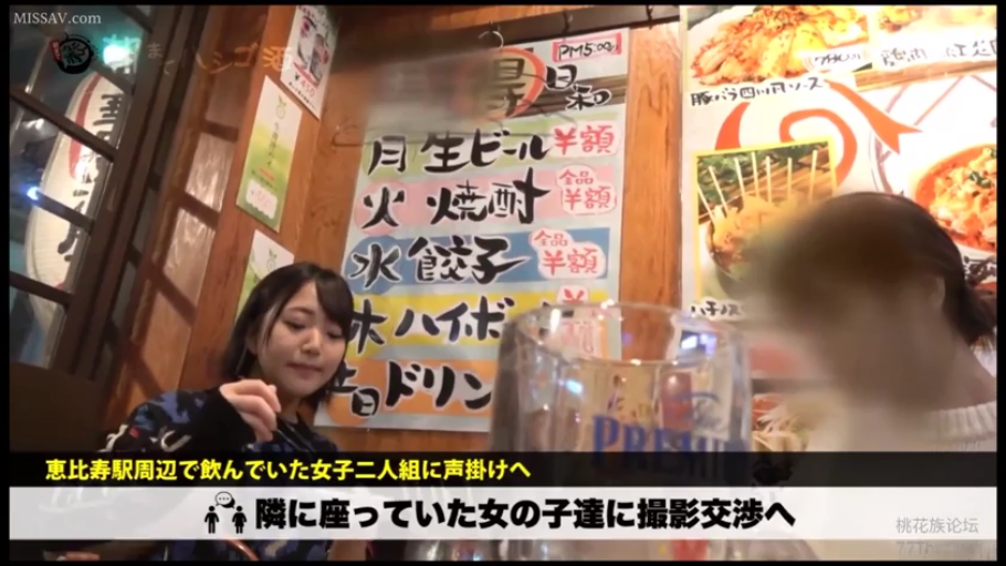 坐姿 · 自然 · 聊天 · 居酒屋 · 啤酒杯 · 休闲卫衣