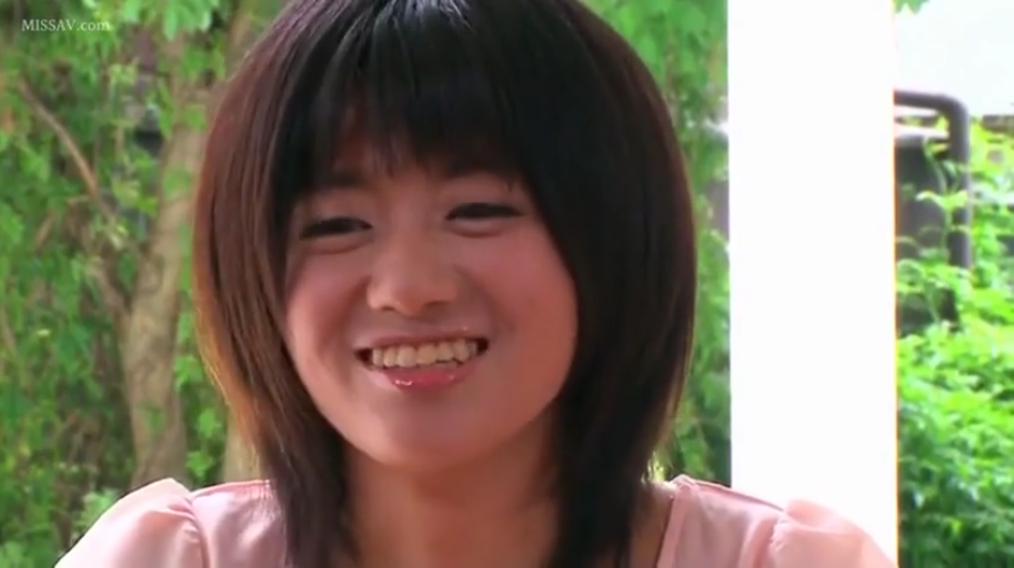 脸部特写 · 微笑 · 户外 · 粉色上衣 · 短发 · 正面 · 对着镜头