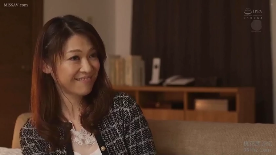 室内 · 坐姿 · 微笑 · 半身 · 书架 · 熟女 · 倾听 · 针织开衫