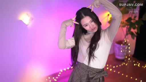 室内 · 中景 · 摆拍 · 甜美微笑 · 紫色氛围灯 · 浅色高领针织衫与格纹裙 · 双手比耶 · 背景串灯