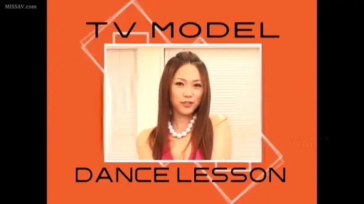 室内 · 中景 · 站姿 · 自然 · 注视镜头 · 粉色低胸上衣