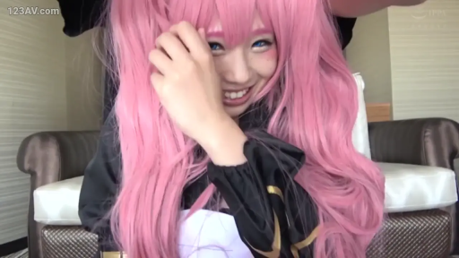 室内 · 角色扮演 · 侧身 · 笑容 · 头部特写 · 嬉笑 · Cosplay服 · 粉色假发