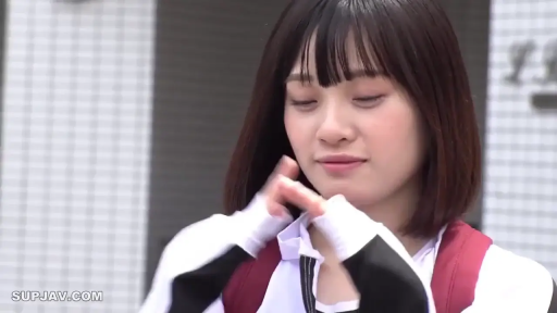 脸部特写 · 站立 · 羞涩 · 户外 · 亚洲女性 · 整理衣领 · 书包 · 运动服