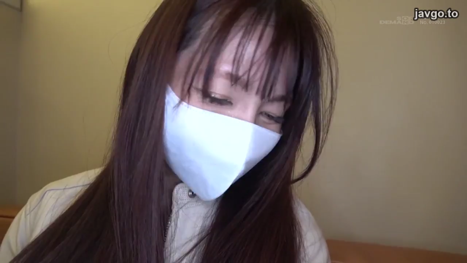 室内 · 温顺 · 面部特写 · 口罩 · 浅色拉链外套