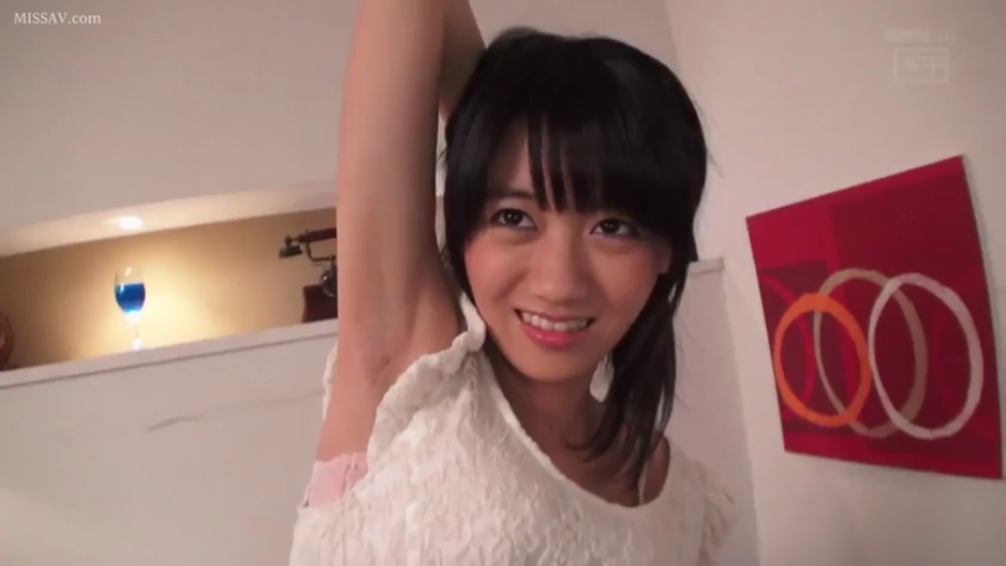 室内 · 微笑 · 面对镜头 · 白色蕾丝上衣 · 抬手 · 腋下特写 · 腋窝