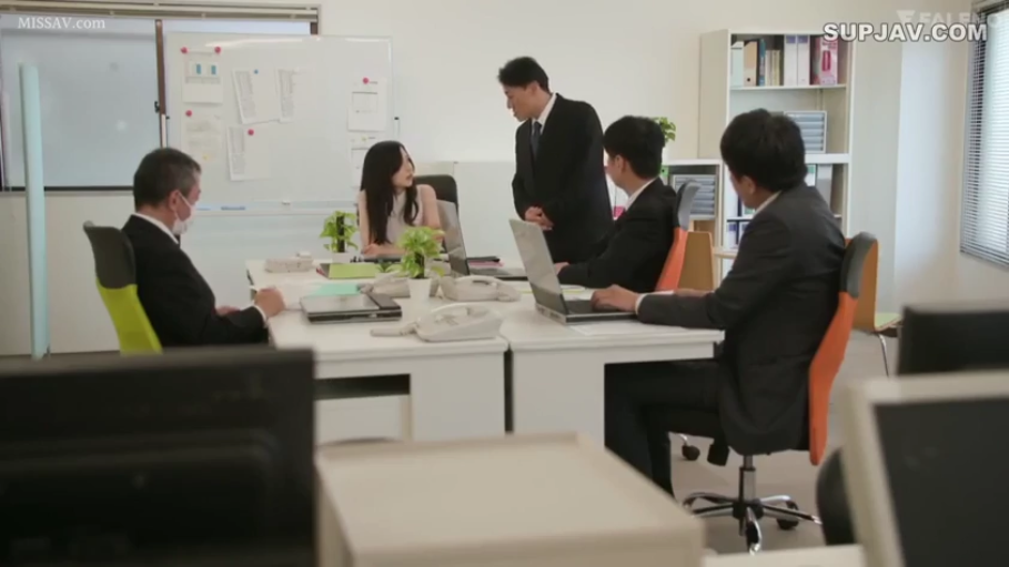 站立 · 办公室 · 白板 · 自然 · 西装 · 远景 · 工作 · 职场