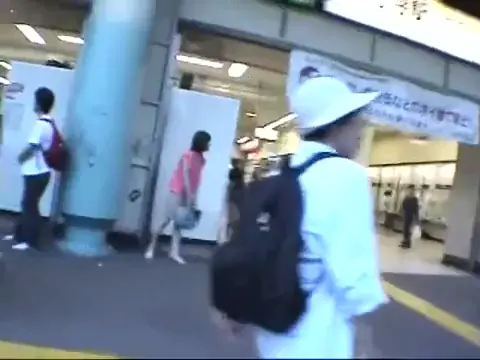 双肩背包 · 公共车站 · 前方路人背影