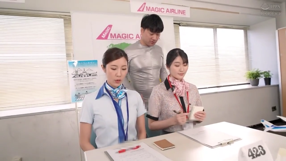 坐姿 · 角色扮演 · 办公室 · 中景 · 交流 · 认真 · 空姐制服 · 笔记本