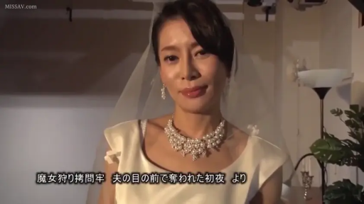 面部特写 · 室内房间 · 白色婚纱 · 带有一丝笑意 · 婚纱 · 精致的耳饰