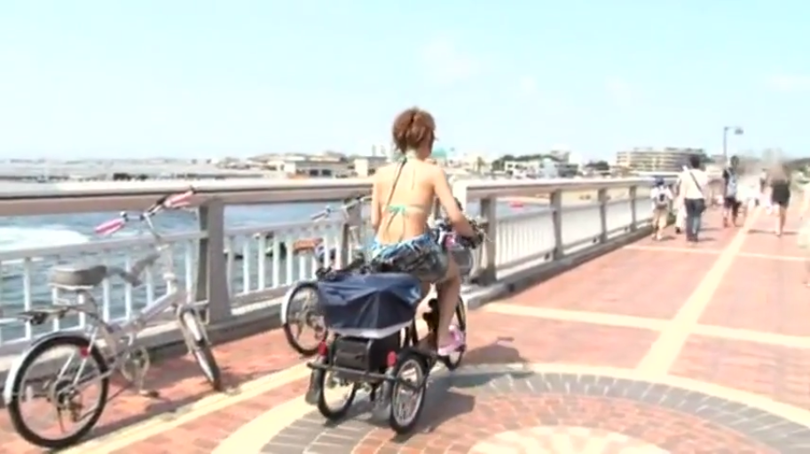 短裤 · 海边栈道 · 阳光充足 · 三轮车