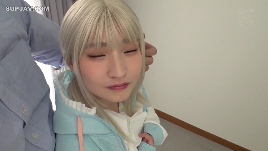 室内 · 沉醉 · 浅蓝色连帽衫 · 女性面部特写 · 假发