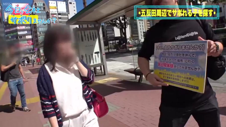 条纹针织开衫 · 害羞 · 街头 · 标语牌 · 宣传板特写 · 虚化脸部