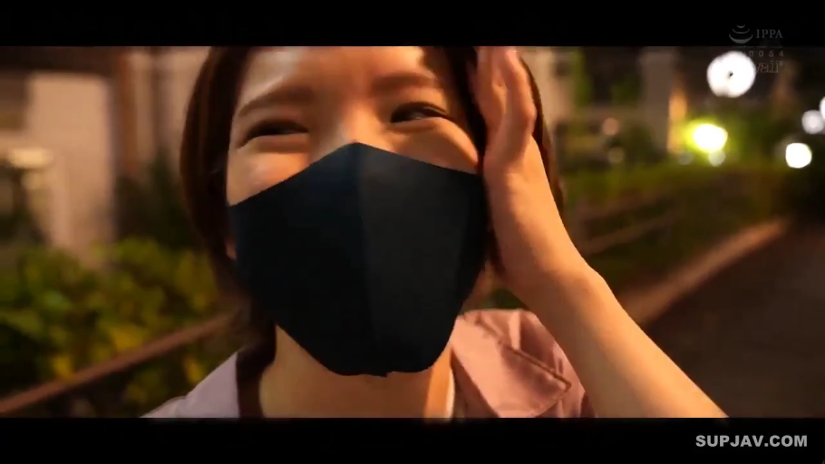 脸部特写 · 黑色口罩 · 浅色外套 · 眯眼微笑 · 短发女性 · 看着镜头 · 户外夜景 · 举手到头侧