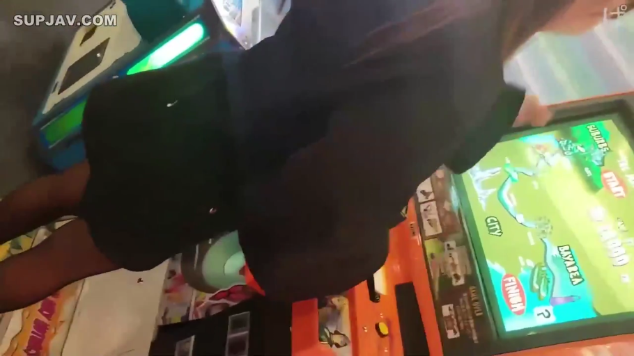 黑色上衣 · 腿部特写 · 无明显表情 · 游戏厅 · 光线较暗 · 街机台