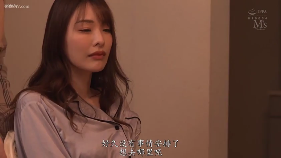 寝室 · 深思 · 顔のクローズアップ · 睡衣