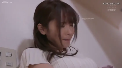 室内 · 脸部特写 · 痛苦表情 · 白色短袖上衣 · 靠墙坐 · 身体颤抖 · 亚洲女优