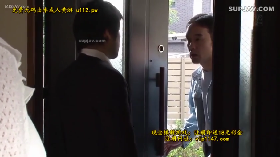 交谈 · 深色西装 · 带有广告水印 · 民宅玄关 · 中景镜头