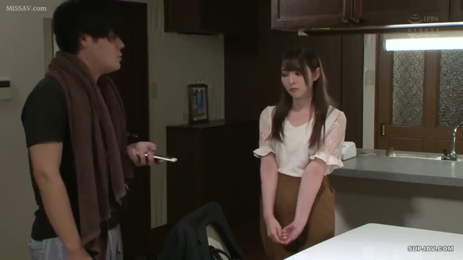 严肃 · 站立 · 中景 · 休闲装 · 交流 · 厨房 · 手机