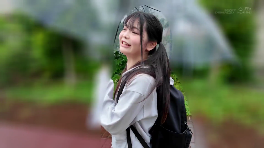 脸部特写 · 开朗 · 绿植背景 · 雨伞 · 浅色休闲外套 · 下雨
