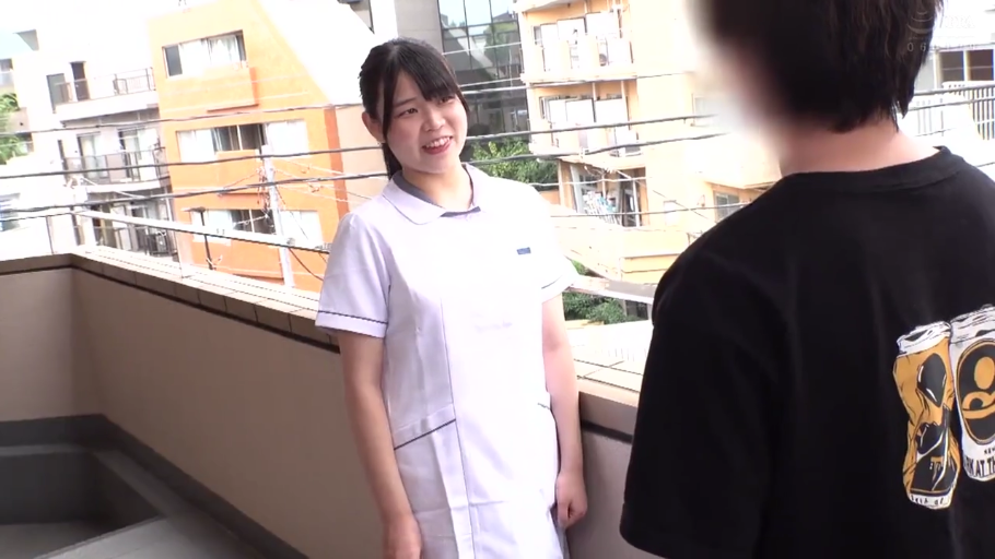 微笑 · 黑色印花短袖 · 阳台 · 女性面部 · 背景是居民楼